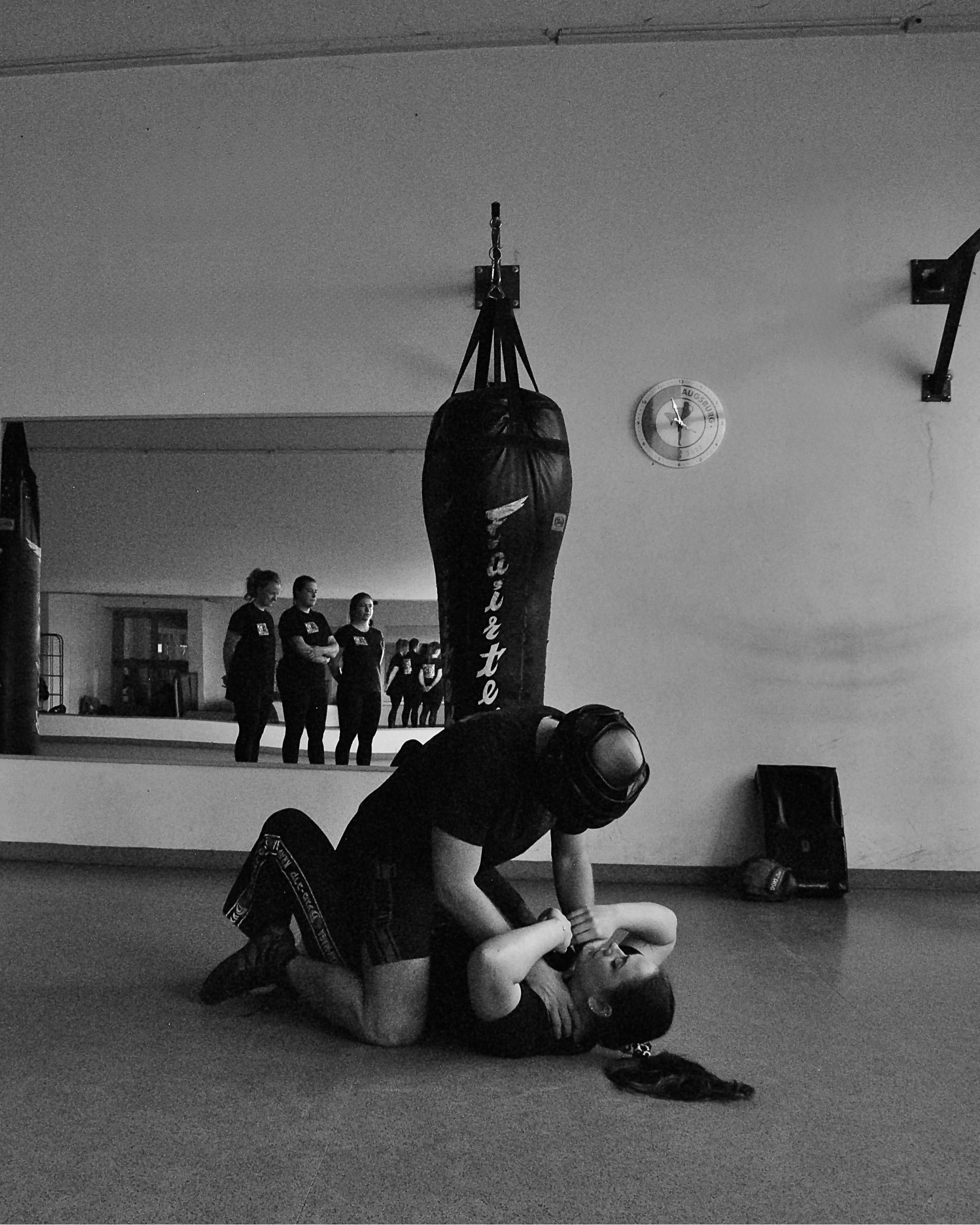 Krav Maga Training am Boden mit kontrollierter Verteidigungsposition