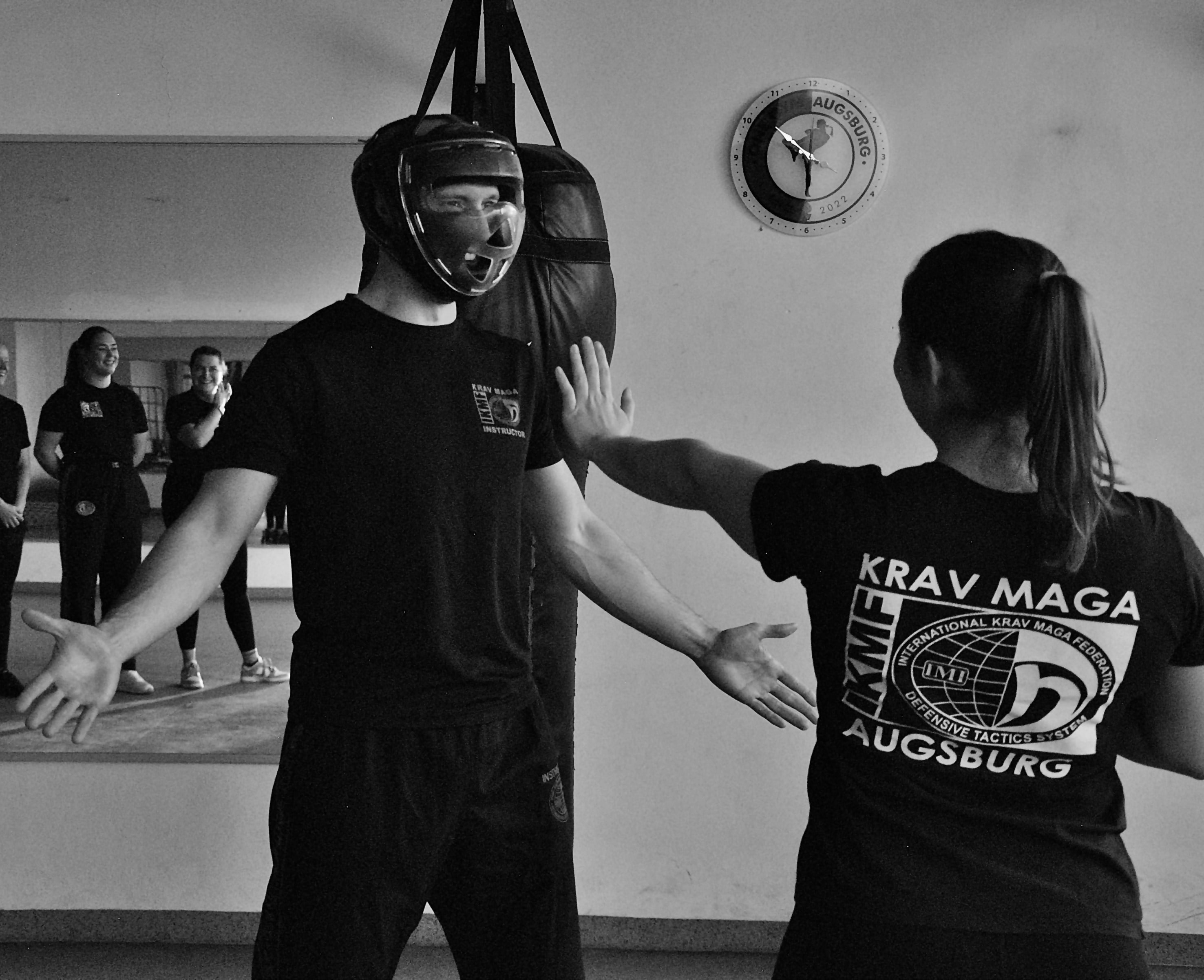 Krav Maga Distanztraining mit Schutzhelm und klarer Reaktion