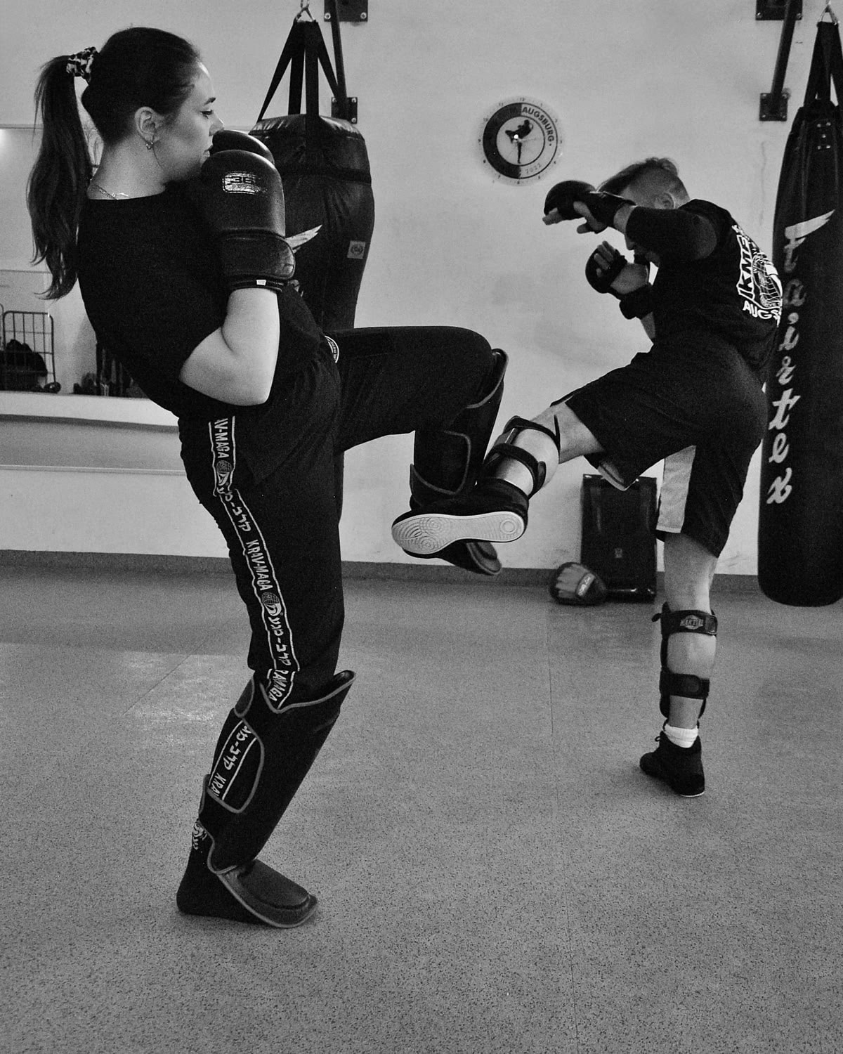 Krav Maga Partnerarbeit mit Kontrolle im Training