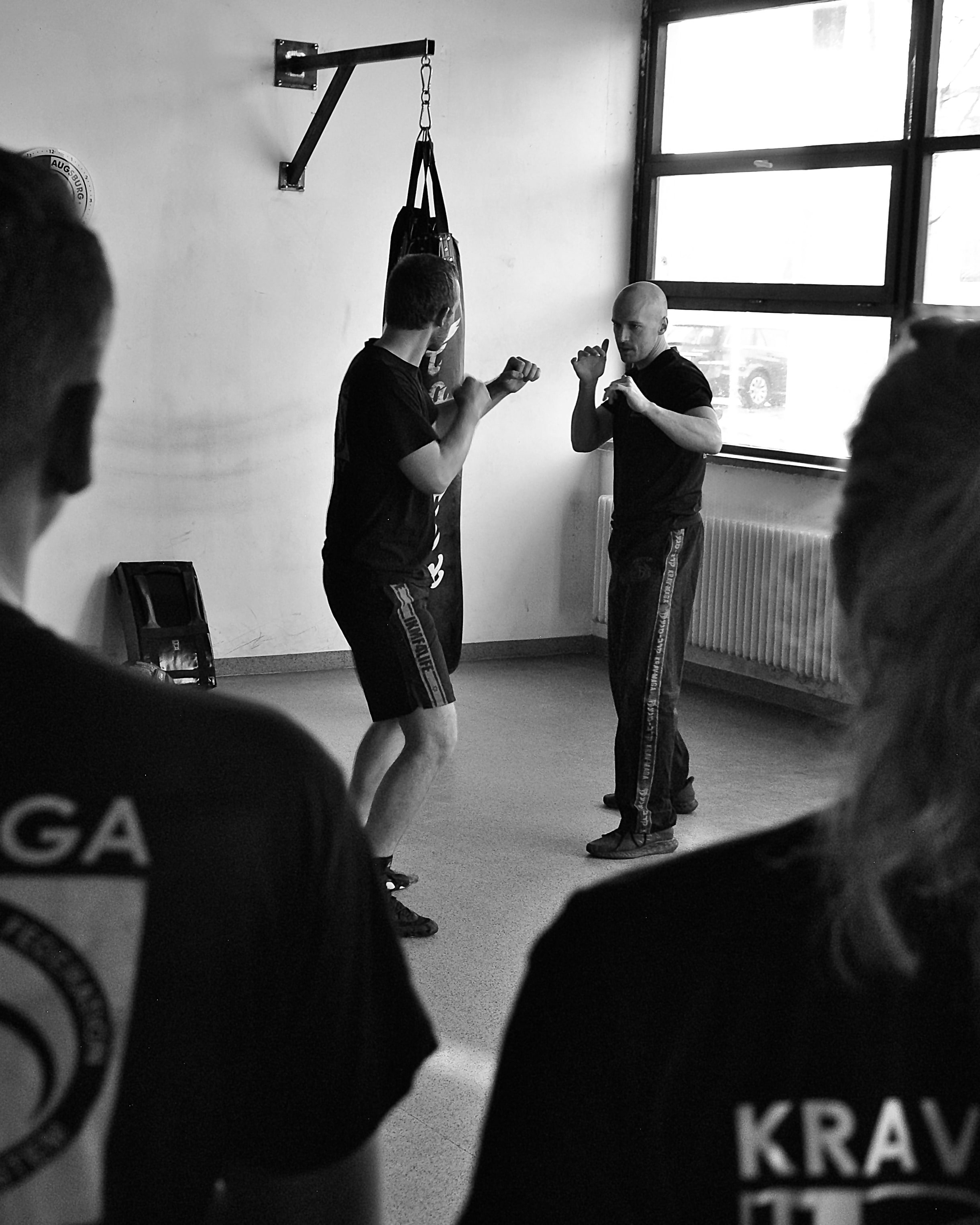 Trainer erklärt eine Krav Maga Technik während der Übung