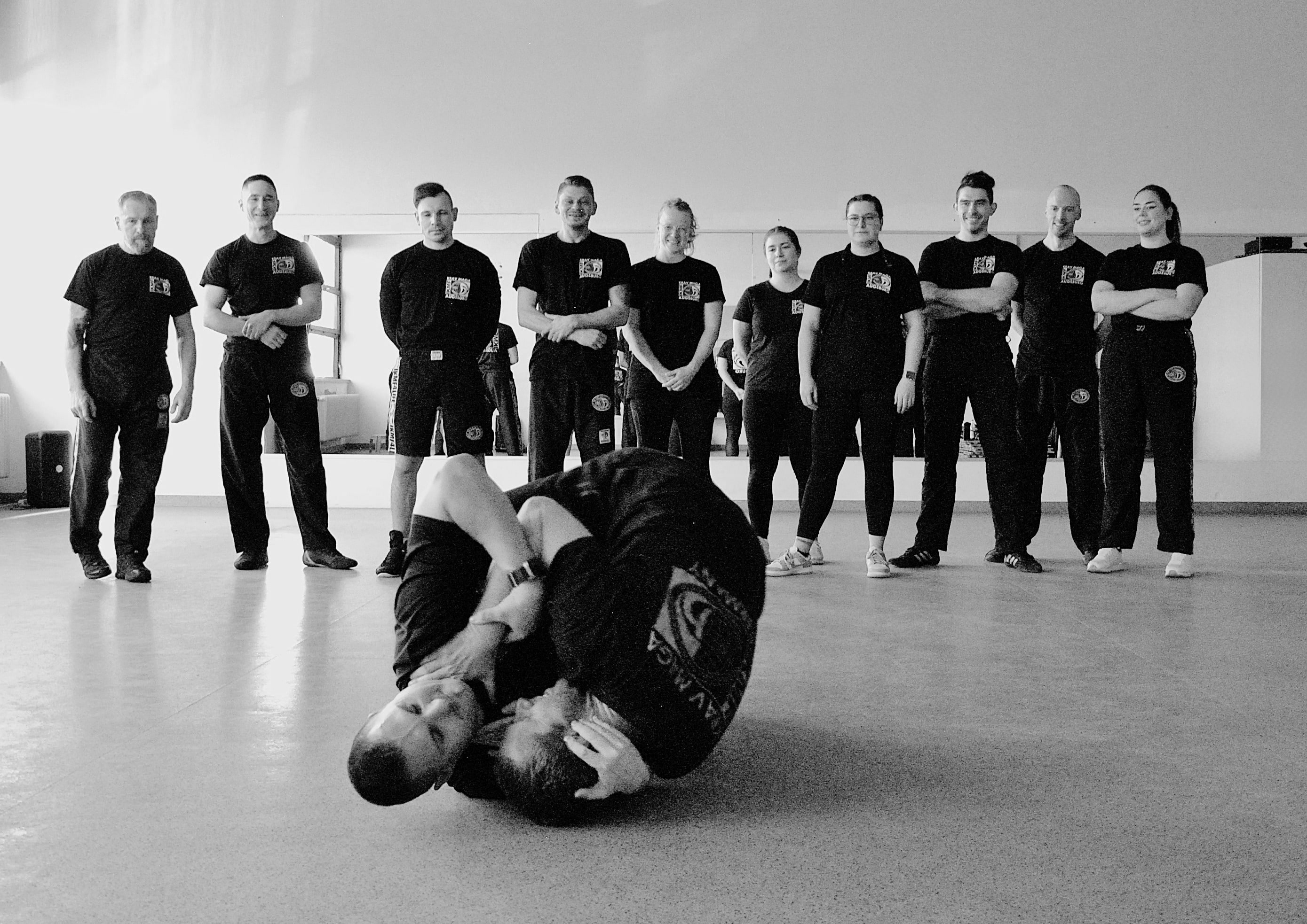 Krav-Maga-Team in Augsburg mit Trainingsszene am Boden als Motiv für Gutscheinanfragen